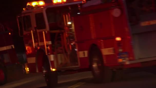 Camión Bomberos Con Luces Parpadeantes Sirenas Encendidas Noche California Estados — Vídeo de stock