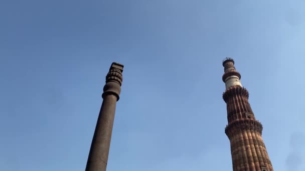 Qutub Minar Suas Ruínas Complexo Qutub Famoso Por Sua Arquitetura — Vídeo de Stock