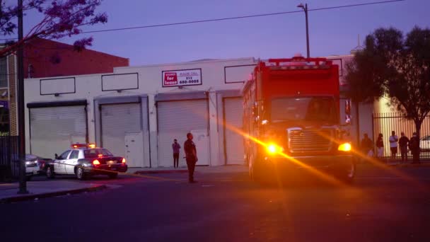 Fire Department Command Truck Arriving Fire Scene Evening Los Angeles — Wideo stockowe