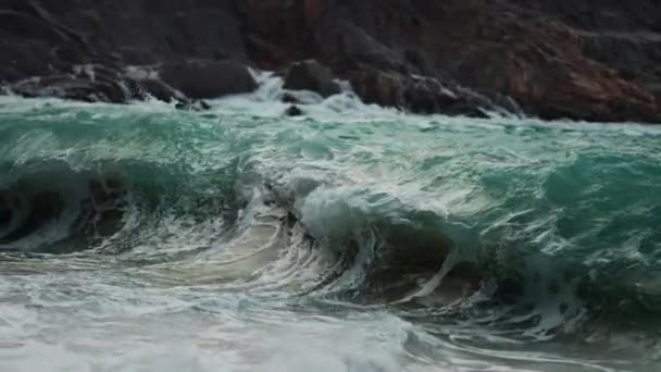Wellen Krachen Und Schwappen Auf Den Sandstrand Zeitlupe Nahaufnahme — Stockvideo