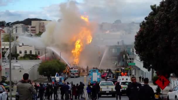 People Watching Firefighters Extinguishing Building Fire San Francisco Usa — ストック動画