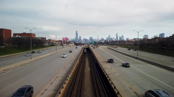 Coches Metro Concurrida Autopista Ciudad Con Chicago Skyline — Vídeos de Stock