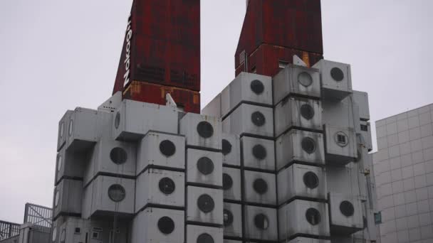 Slow Tilt Über Tokyo Capsule Tower — Stockvideo