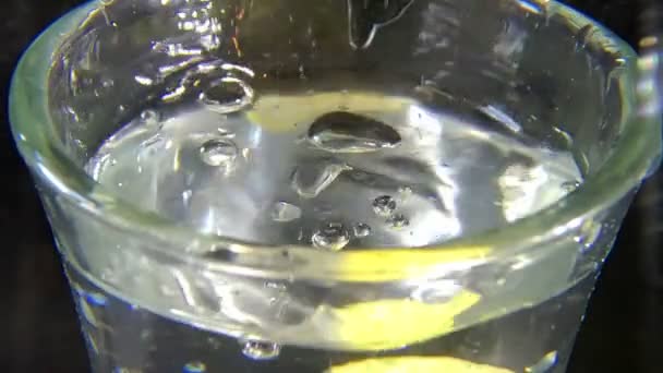 Slice Lemon Dropping Glass Water Slow Motion — Vídeo de stock