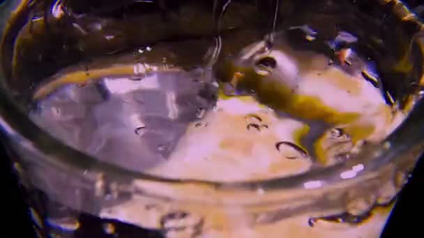 Μια Φέτα Λεμόνι Πέφτει Ένα Ποτήρι Νερό Αργή Κίνηση — Αρχείο Βίντεο