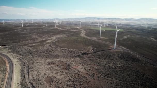 Panoramique Lente Grand Parc Éolien Électricité Verte Renouvelable Désert Rural — Video