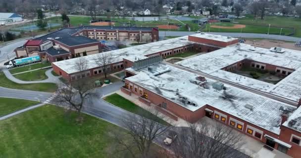 School Buildings Campus American Elementary High School Red Brick Aerial — ストック動画