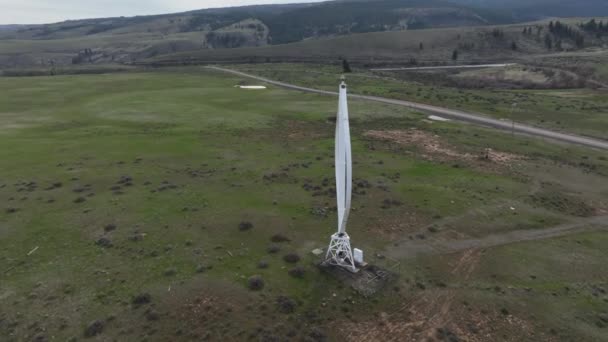 在西华盛顿州靠近艾伦斯堡的Kittitas县丘陵地带的一个垂直轴线风力涡轮机 风车和现代风力涡轮机的电影式4K无人驾驶飞机镜头 — 图库视频影像