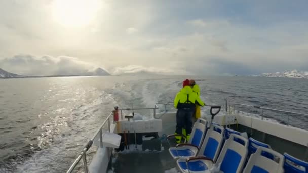 Blick Hinter Ein Boot Das Mit Hoher Geschwindigkeit Durch Den — Stockvideo