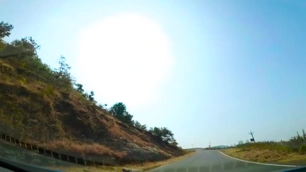 Coche Que Conduce Través Las Carreteras Hilly Verano Conducir Sunny — Vídeo de stock