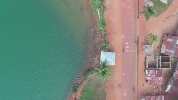 Robertsport Liberya Batı Afrika Kıyılarında Güzel Bir Cadde Boyunca Bisiklet — Stok video