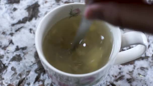 Main Utilisant Une Cuillère Métal Agitant Gingembre Miel Citron Boisson — Video