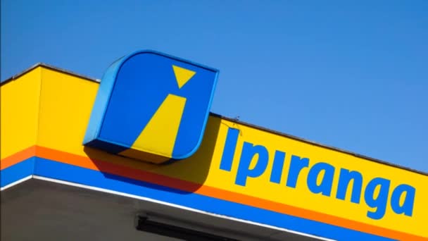 Бразильская Нефтяная Компания Ipiranga Азс Логотипом Бренда Zoom Out — стоковое видео