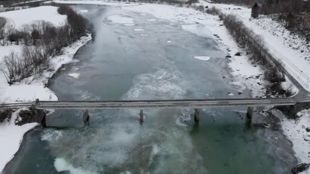Icy River Small Bridge Ndalsnes Western Norway Winter Drone Dscent — Vídeos de Stock
