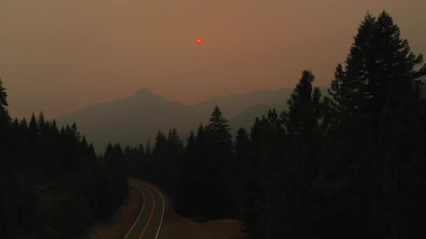 Red Sun Haze Forest Fires Oregon Ascending Upward Revealing Highway — ストック動画