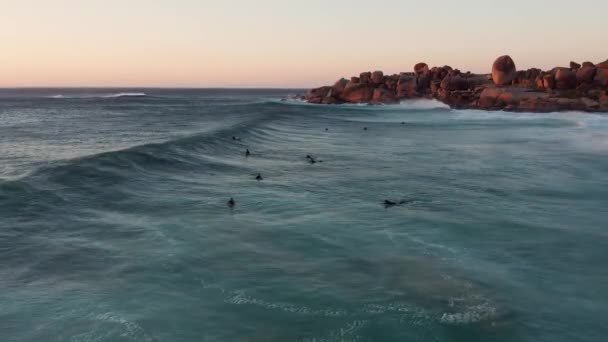 Surfare Tidvattenvågor Llandudno Beach Kapstaden Sydafrika Brett Skott — Stockvideo