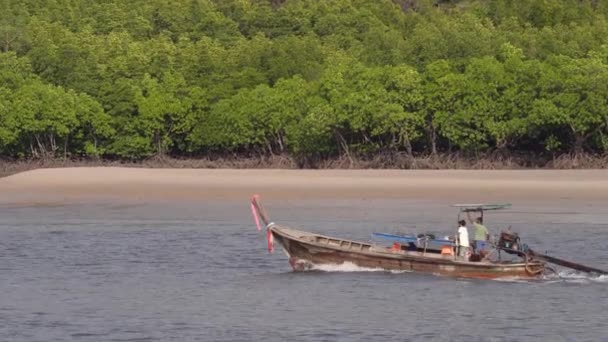 Lokale Bevolking Long Tail Boat Met Toeristen Zeilen Oceaan Breed — Stockvideo