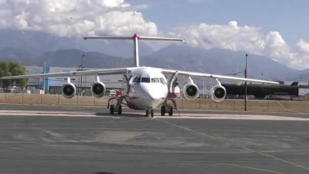 Large Firefighting Airplane Starts — Vídeo de Stock