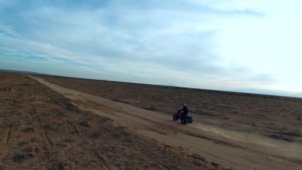 Riding Three Wheeler Mojave Desert Dirt Trails Aerial Follow View — стоковое видео