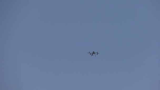 Μεγάλο Drone Που Φέρουν Κοντά Στο Αεροδρόμιο — Αρχείο Βίντεο