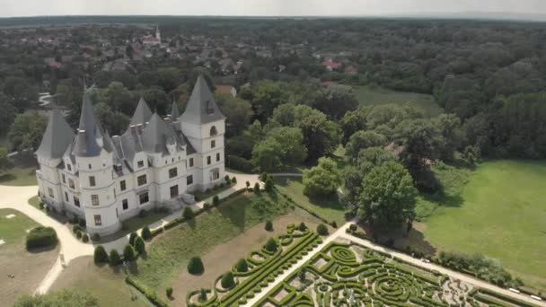 Filmatisk Antenn Drönare Omloppsbana Skott Den Renoverade Andrssy Castle Neogotisk — Stockvideo