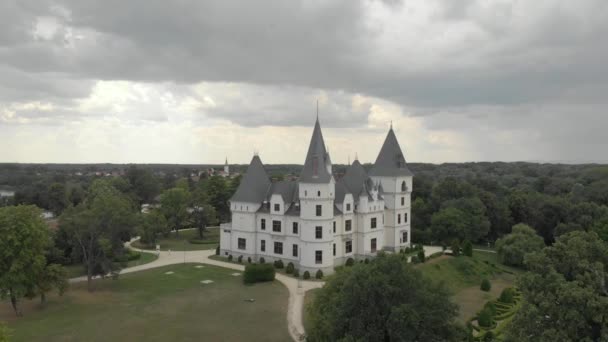 在匈牙利蒂萨杜布拍摄的一个带有英国花园的新哥特式浪漫城堡 安德鲁西城堡的4K无人驾驶飞行器 — 图库视频影像