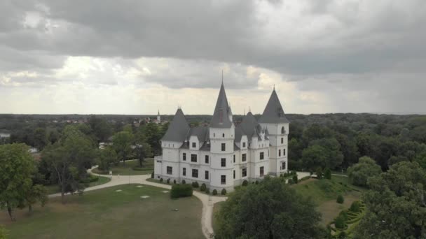 Filmisk Antenn Drönare Dolly Bild Andrssy Castle Neogotisk Romantisk Slott — Stockvideo