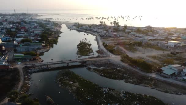 Tengerparti Város Phan Rang Külvárosában Szennyezett Folyóval Naplementekor Légi Jármű — Stock videók