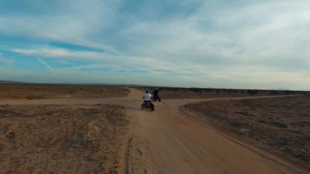 Rijden Gemotoriseerde Driewielers Langs Een Mojave Woestijn Road Trail Schemering — Stockvideo