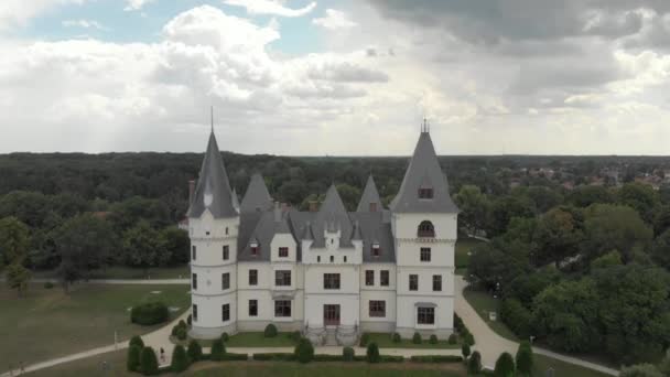 Cinematic Antenn Fågel Öga Drönare Bilder Andrssy Slott Neogotisk Romantisk — Stockvideo