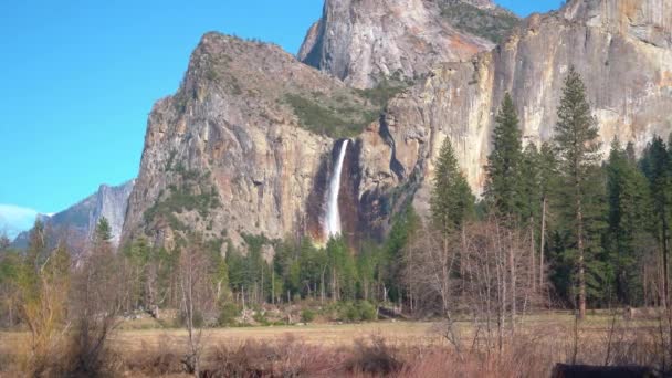 Wide Shot Bridalveil Falls Yosemite Valley Sunny Day Blue Sky — Vídeo de Stock