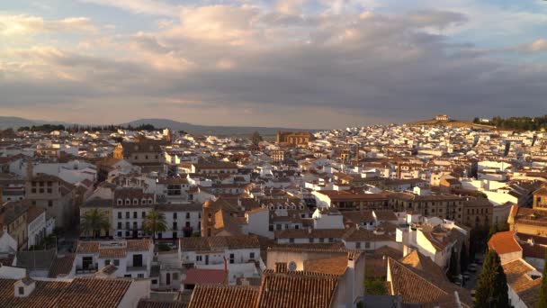 住宅が密集している典型的なスペインの街の上に信じられないほどの夕日パノラマ — ストック動画