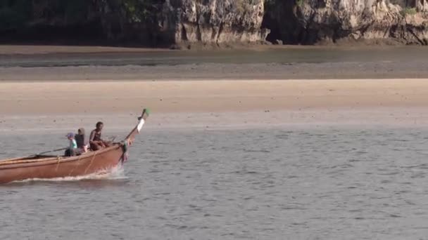 Long Tail Loď Přepravující Cestující Přes Moře Létě Thajsku Oddálení — Stock video