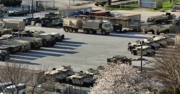 北约国防部队和运输车周围的空中景观 在一个军事基地盘旋 无人驾驶飞机射击 — 图库视频影像