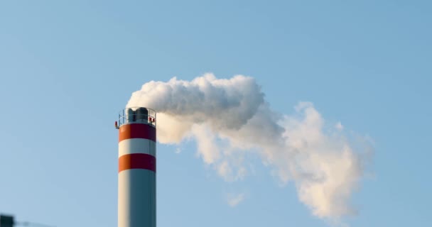工业工厂的管子冒出白烟污染空气 静态射击 蓝色的天空 被低垂的太阳映衬着 50Fps — 图库视频影像