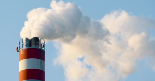 Contaminación Del Aire Por Humo Blanco Procedente Las Tuberías Una — Vídeo de stock