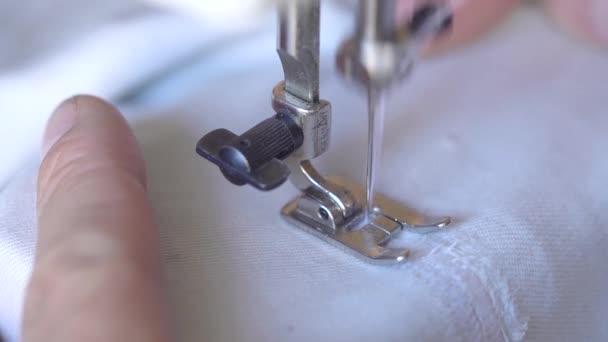 Hands Man Sewing Zigzag Stitches White Cloth Using Sewing Machine — Vídeo de stock