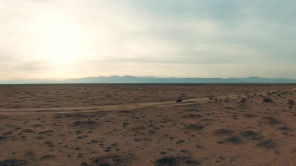 Riding Three Wheeler Trikes Mojave Desert Dirt Trail Sweeping Aerial — Stockvideo