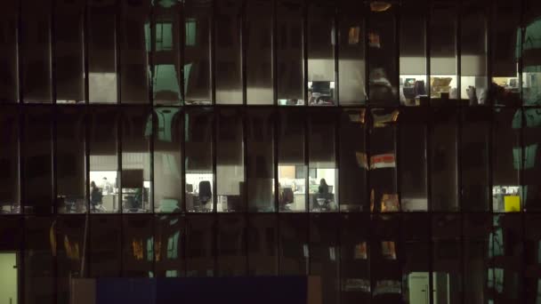 Bangkok Taki Şehir Binasının Camlarından Gece Geç Saatlere Kadar Çalışan — Stok video