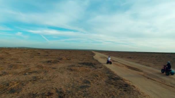 Езда Трёхколёсных Моторизованных Велосипедах Бездорожью Пустыни Мохаве Замедленная Съемка — стоковое видео
