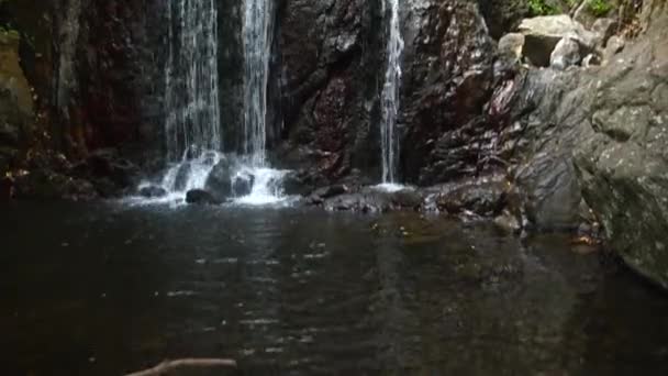 Mountain River Cascade Rocky Cliff Forming Relaxing Waterfall Tilt View — Wideo stockowe