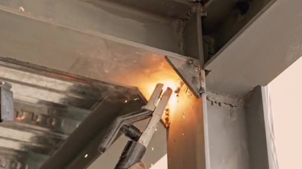 Zeitlupenaufnahme Eines Arbeiters Beim Schweißen Einer Metalltür Der Halle Nahaufnahme — Stockvideo