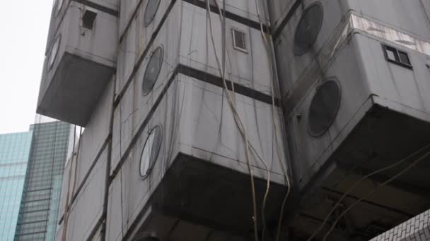 Nakagin Capsule Tower Close Tilt Reveal Shot — Stok Video