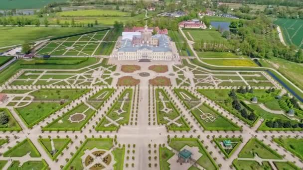 Aerial Approaching Shot Historic Rundale Palace Castle Latvia Gigantic Garden — Vídeos de Stock