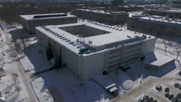 Laval University Besneeuwde Gronden Quebec Canada Terugtrekken Vanuit Lucht Schot — Stockvideo