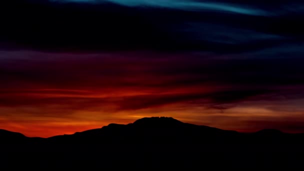 山尖轮廓后美丽的红色日出的时间流逝 — 图库视频影像