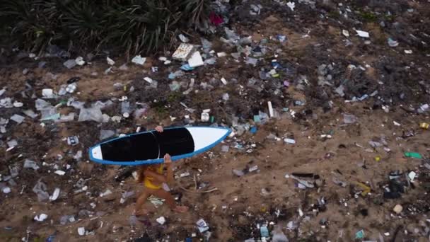 Joven Surfista Caminando Descalza Bikini Playa Contaminada Con Residuos Tóxicos — Vídeos de Stock