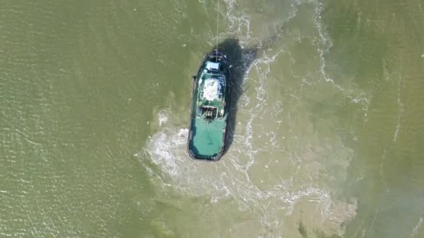 Aerial Top View Tugboat Manoeuvring Shallow Waters Disturbing Bottom Sediment — Vídeo de stock