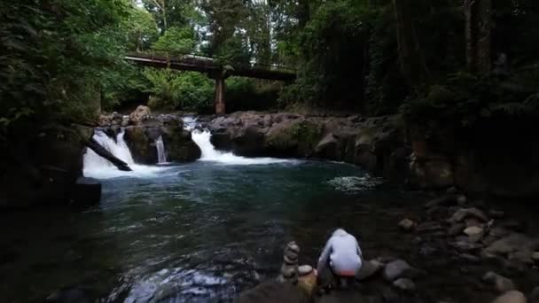 Boy Banks Natural Pool Tropical River Costa Rica Jungle — Vídeo de Stock