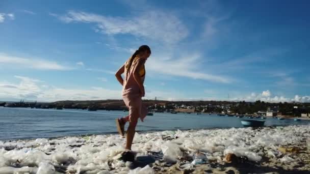 Millennial Menina Loira Andando Praia Cheia Sacos Plástico Lixo Oceano — Vídeo de Stock